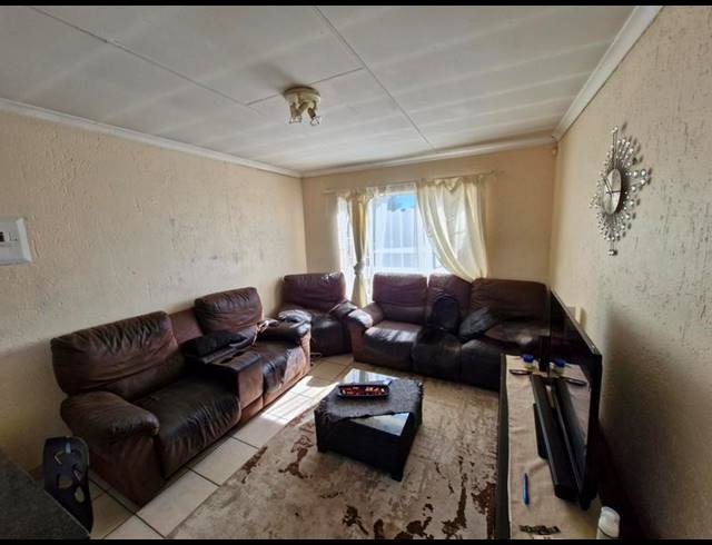 2 BEDROOM APARTMENT FOR SALE IN HEUWELSIG ESTATE